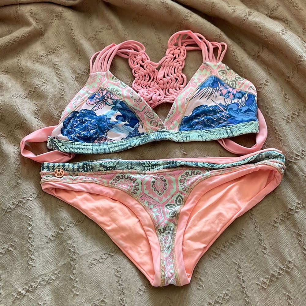 Vintage TIU. 
TONE IT UP X MAAJI collab swimsuit. 
Top XL, bottoms L